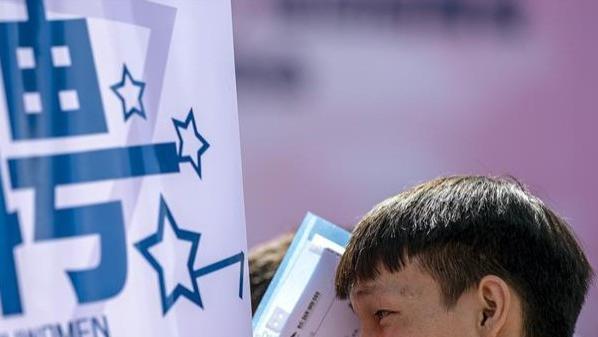 hr|985毕业生月薪4000元惹争议，入职后又降30%，HR：专业只值这个价