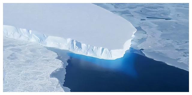 巴塔哥尼亚|智利巨大冰川轰然崩塌：坠入200多米河谷，扬起白色的“烟雾”