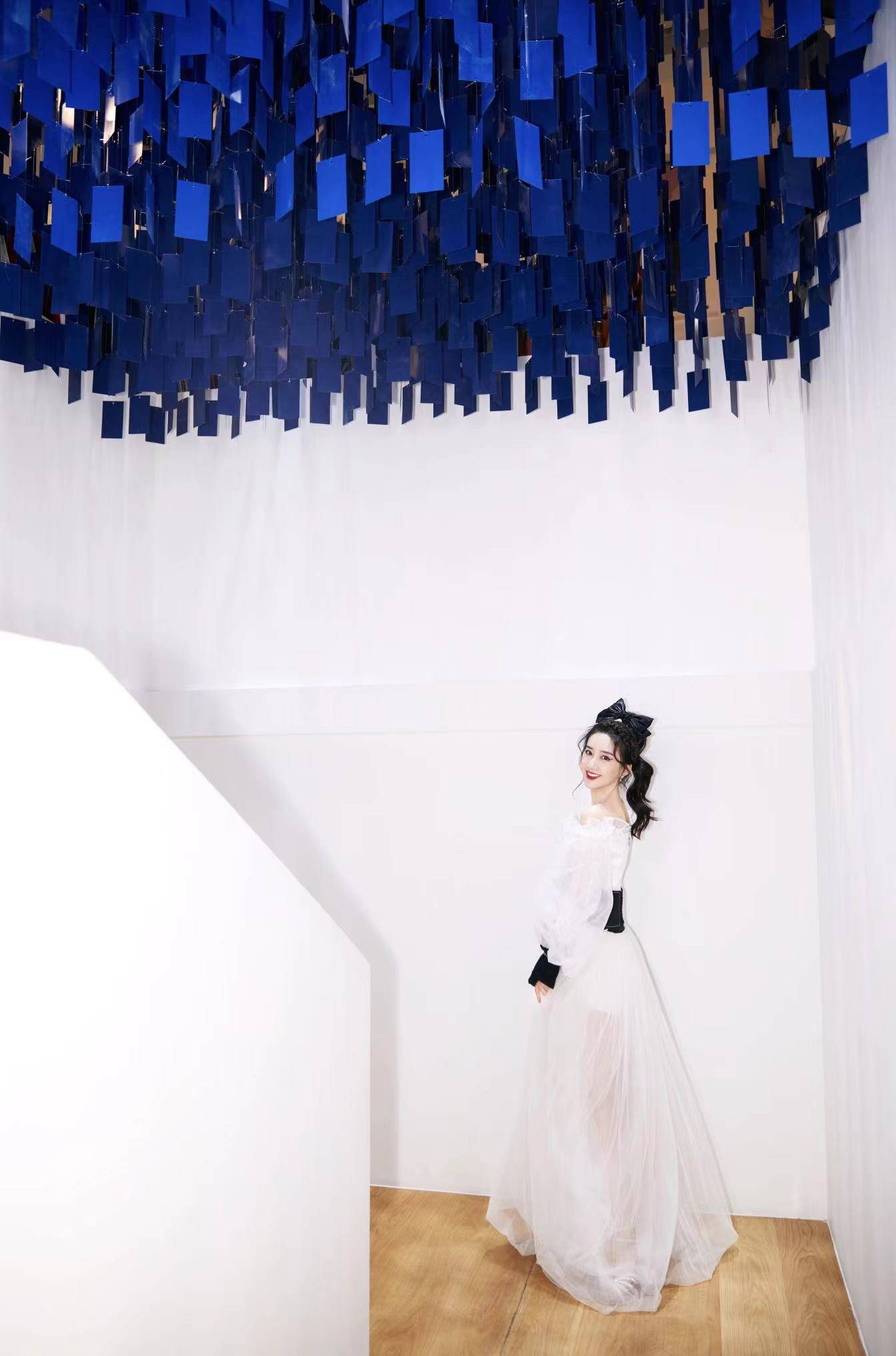 陈欣予|陈欣予化身迪士尼在逃公主 梦幻百变解锁时尚新风度