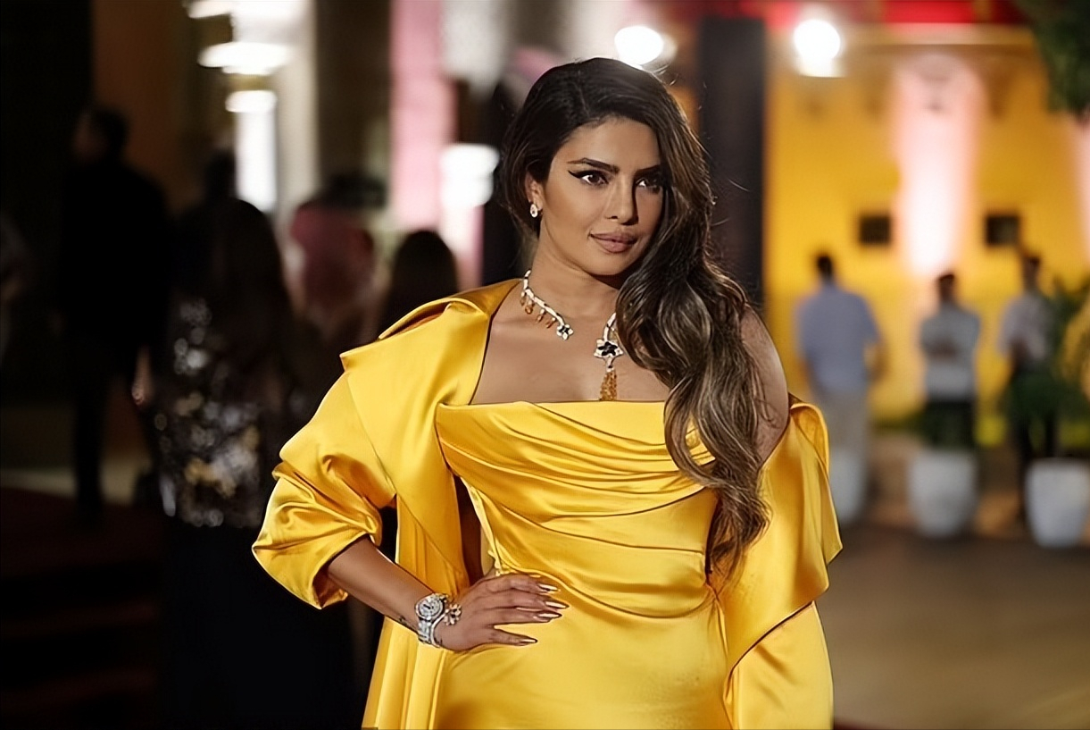 小姐姐|印度国宝级巨星穿黄金裙走红毯太霸气！变胖后婶范儿十足，好富态