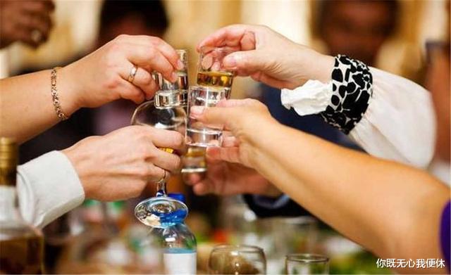 聚餐|公司聚餐同事喝得烂醉,领导说离他远点,几年后发现领导看人太准