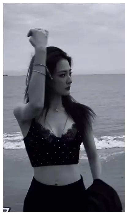 徐璐|28岁徐璐昔日穿比基尼在海边游玩，性感又清纯，娱乐圈的一股清流