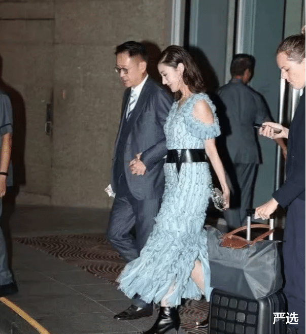 李嘉欣|49岁李嘉欣阔太不易当？陪老公应酬生图曝光！身材被嘲上热搜