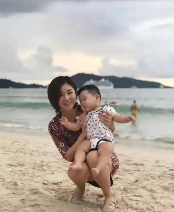 发型 剪短发的李小萌看着成熟了，穿印花裙挺显身材，露背看着好招摇