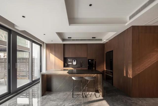 437㎡现代轻奢，玻璃屋顶引入自然光，定制儿童房很有童趣感