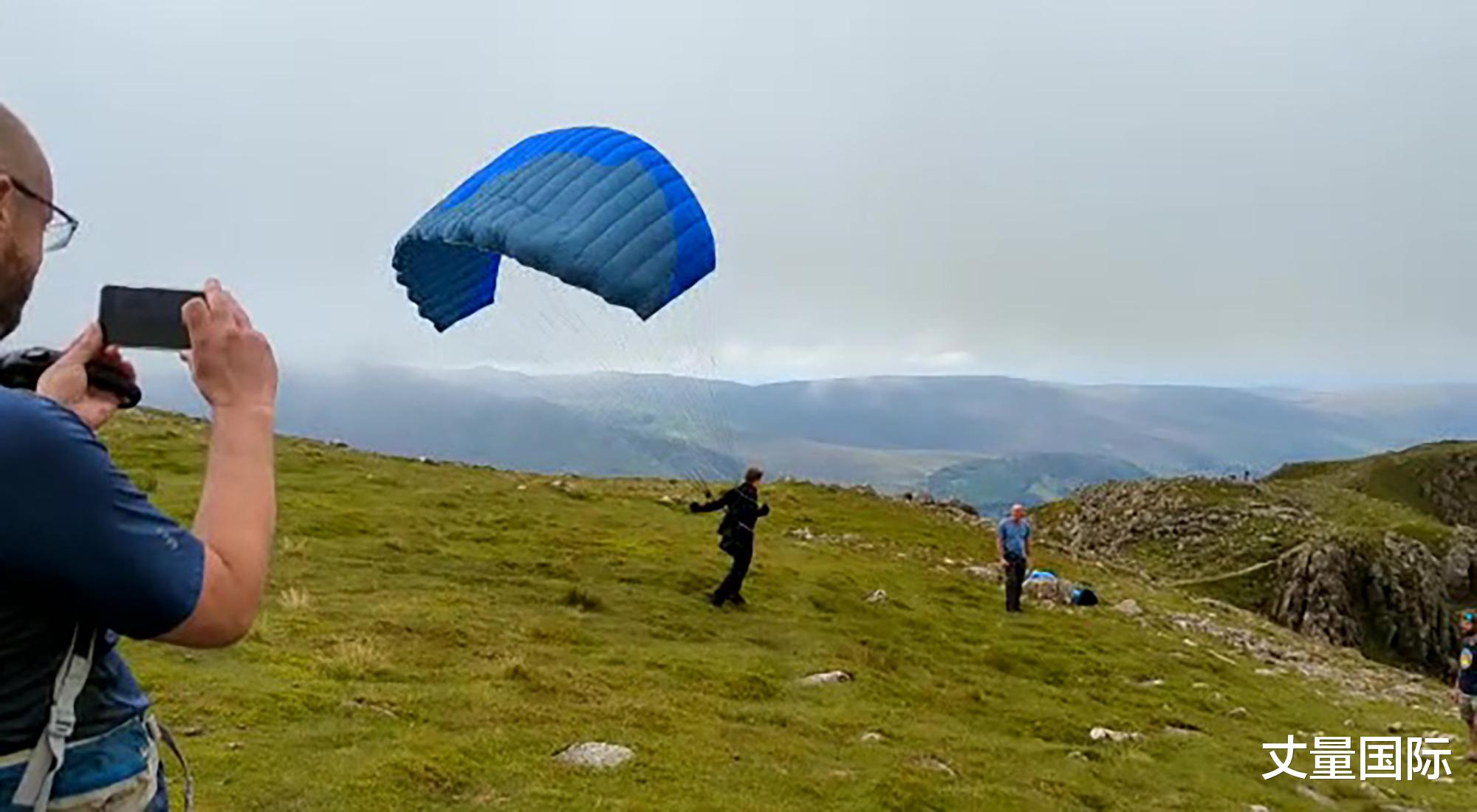 汤姆·克鲁斯|老夫妻散步遇到“汤姆克鲁斯从天而降”，阿汤哥超绅士应对Man爆