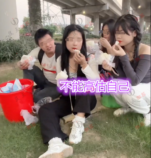 求职|3女1男提桶找月薪1万的工作,露宿天桥下啃馒头,网友:高估自己