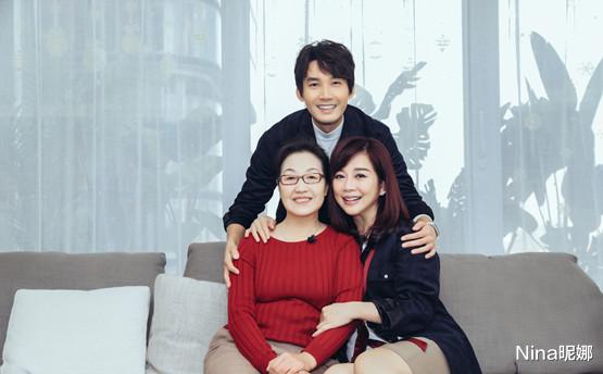 陈松伶带洪欣玩水避暑，穿花裙打扮保守格格不入，洪欣透视装抢镜