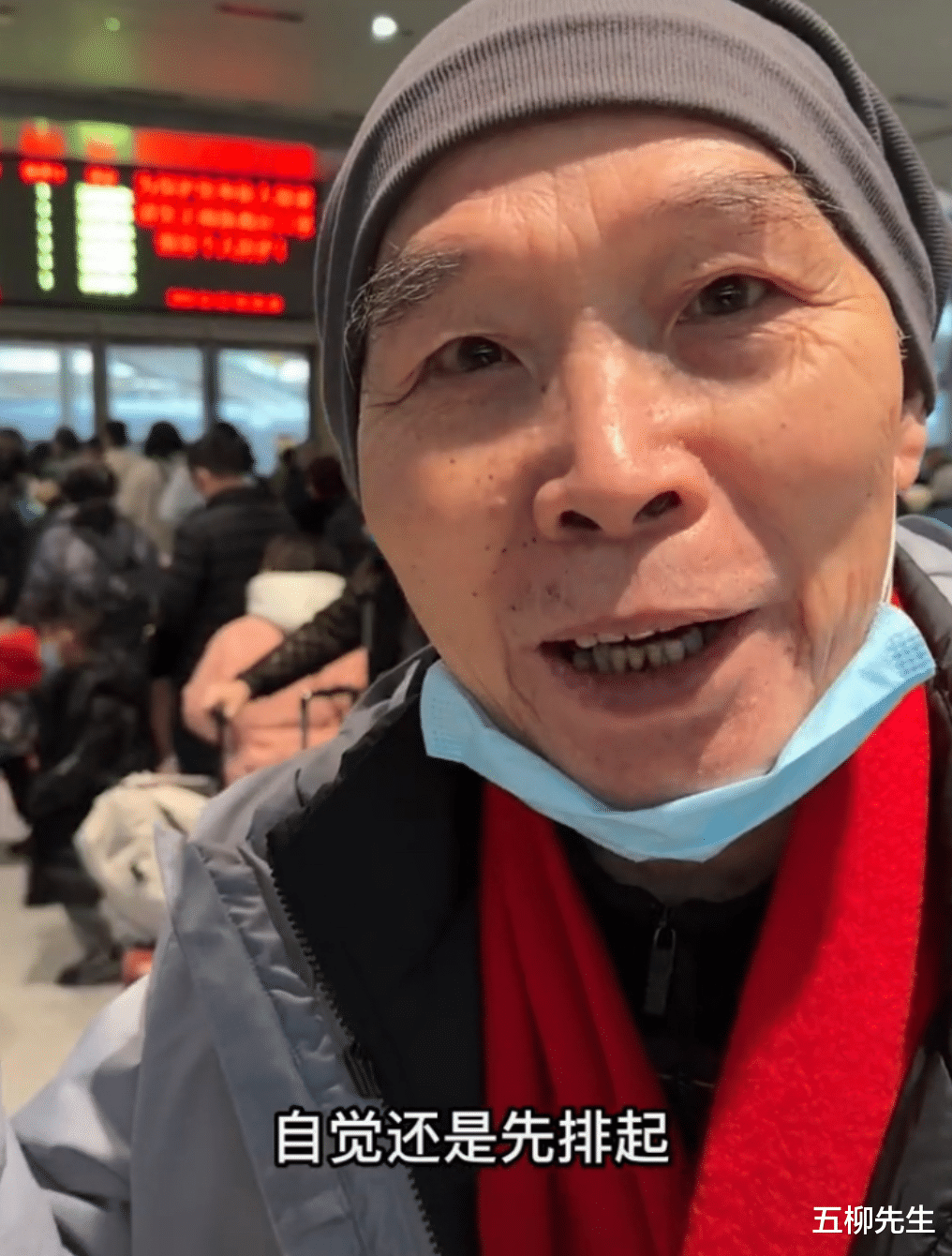 接地气!散打评书表演艺术家李伯清坐火车攀枝花过年,眉毛已花白
