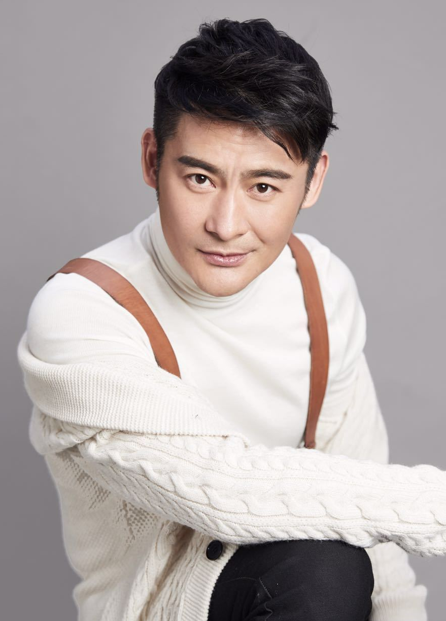 景岗山|55岁“酒蒙子”演员景岗山现身工作酒不离手？喝到脸通红引围观