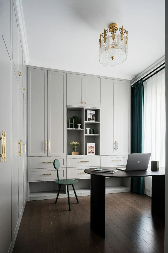 135平现代风四居室,复古绿与暖灰拼接墙面更加灵动有趣