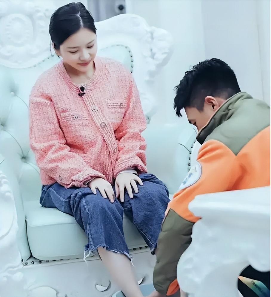 杜淳|杜淳与小12岁娇妻拍照！女方翘臀凹出S曲线，夫妻对视眼神拉丝，很是甜蜜