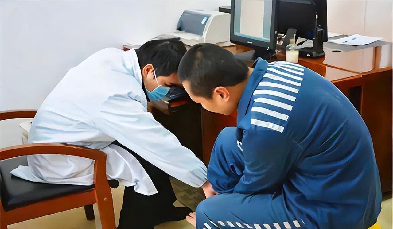 90年北京一流氓犯保外就医后回家结婚,狱警找上门才知被通缉5年