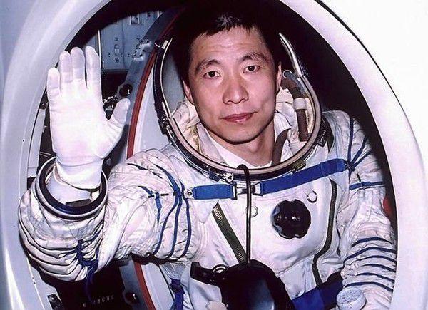 杨利伟首次上太空时,聂海胜和翟志刚小聚为他壮行,真实的中国人