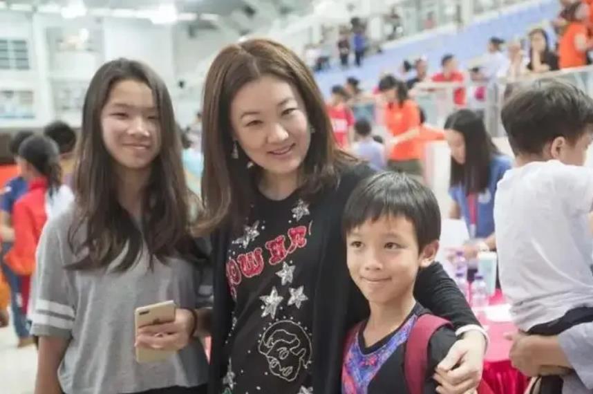 伏明霞|43岁伏明霞气质不俗！70岁老公疲态尽显，19岁女儿收获半山豪宅