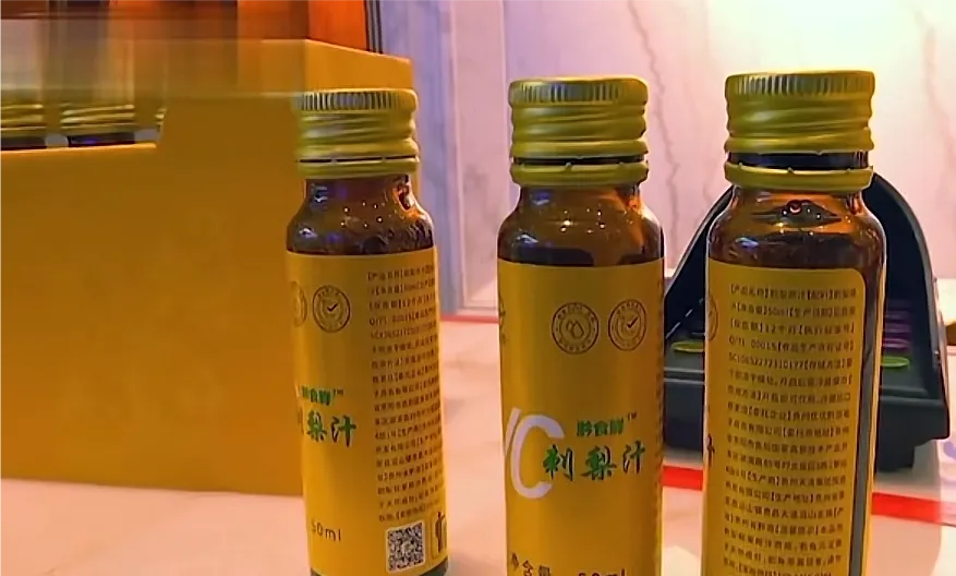 “开一瓶就得买走一箱”贵州贵阳,何先生为了招待朋友,在一家酒楼订了一桌酒席