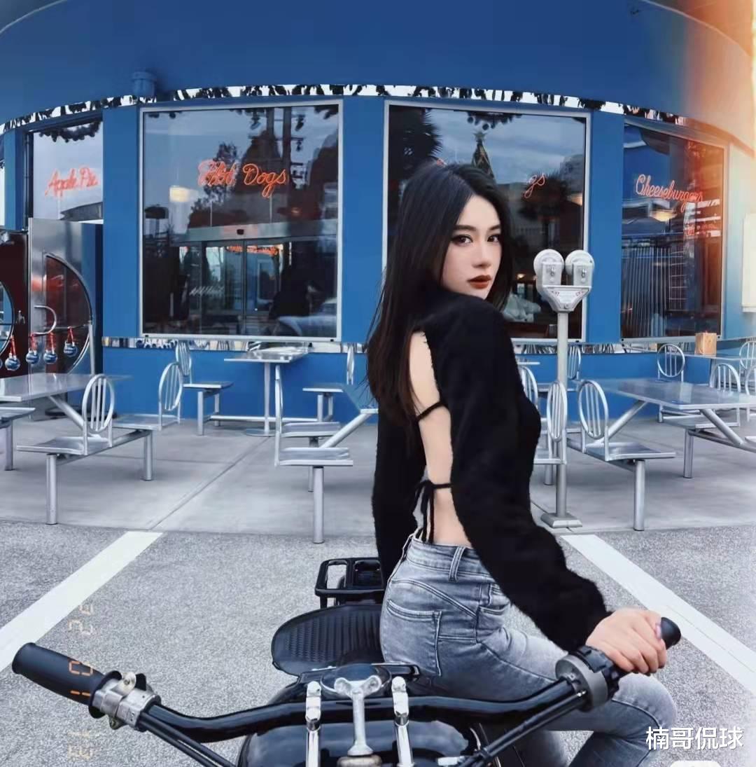 范志毅|范志毅女儿不怕冷穿露背装！读名校不用高考，与大7岁男友很恩爱