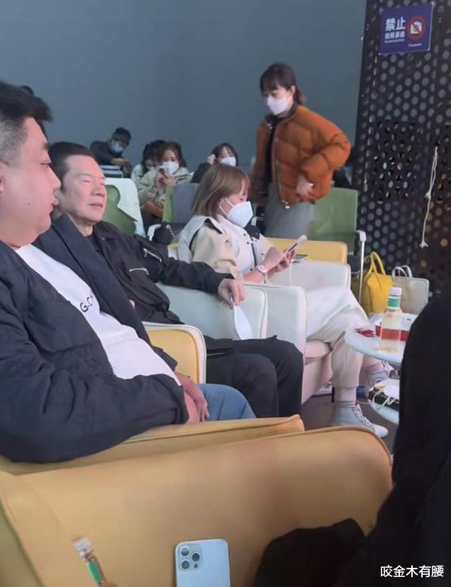 向太|向太首场带货大获成功，向华强带团队吃日料庆功，主动敬酒没架子