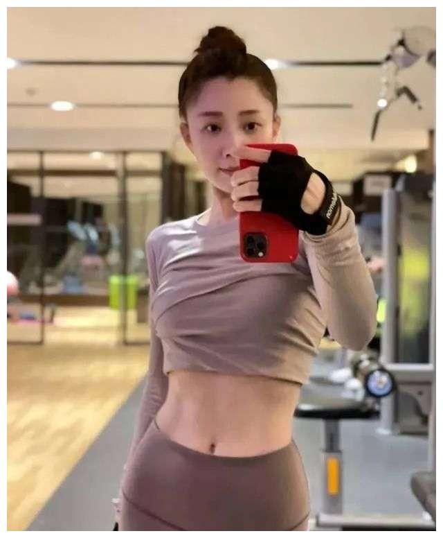 倪妮的香肩，许晴的梨涡，李小冉的美胸，这些中年成熟女星迷死人