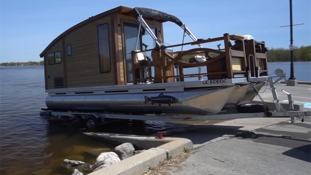 一位木工为过“水上生活”，亲手建起18㎡船屋，虽是蜗居却太舒适
