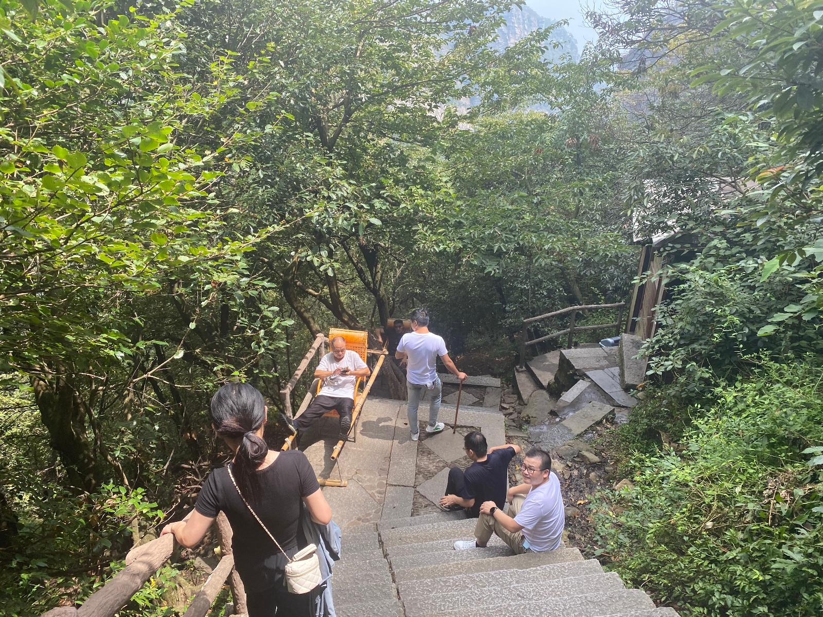 庐山上的轿夫:靠抬轿建了三栋房,没觉得坐轿就高人一等!
