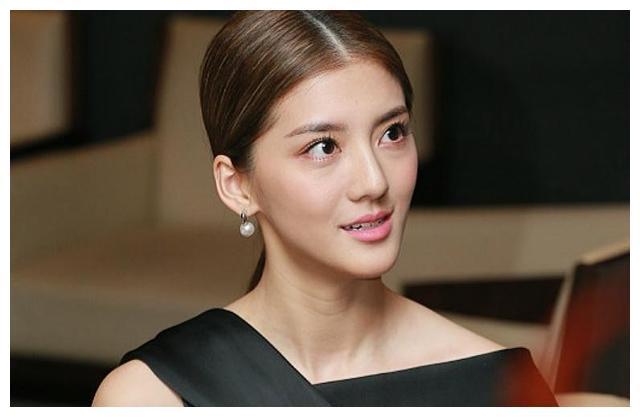 吴千语|吴千语官宣恋情，施伯熊求爱四年，终于苦尽甘来