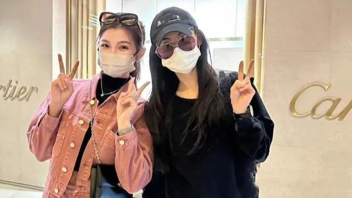 张柏芝|张柏芝被曝与谢霆锋复合后首露面，与粉丝亲切合影，懒理外界传闻