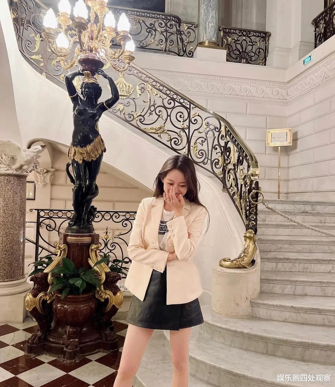 |吉娜大厅挽着郎朗胳膊，浪漫又甜蜜。