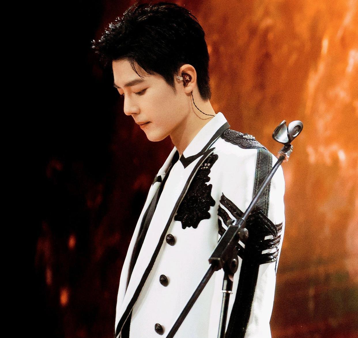 肖战|《时尚杂志》编辑透露肖战近况，轻松拿下难驾驭的颜色，瘦了许多