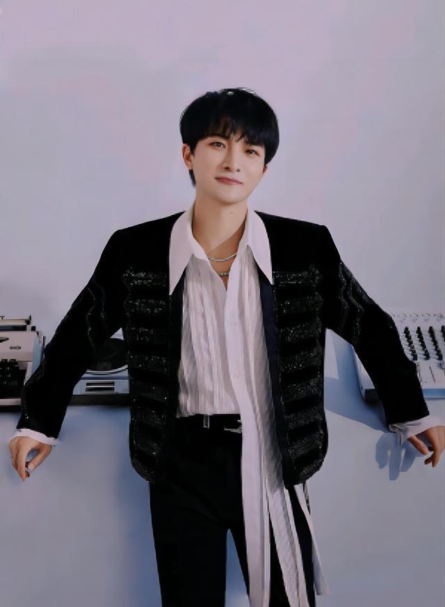 周深|周深粉丝突破800万,互动超100万,却有人质疑他的数据是否真实