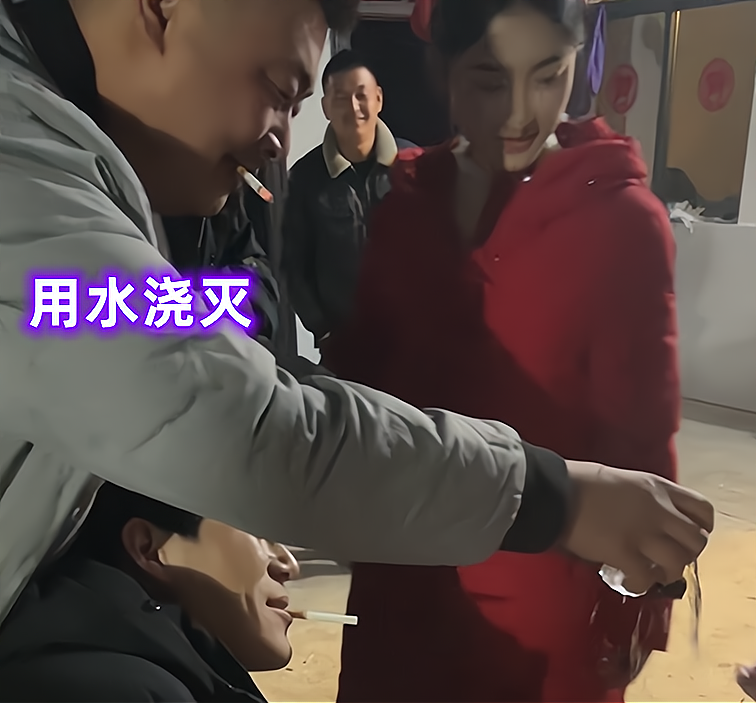 伴郎在婚礼上戏耍新娘，只因帮其点烟