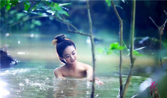 刘亦菲|啥叫“美人沐浴”似芙蓉？刘亦菲美成精，网友：真想把她踹回水里