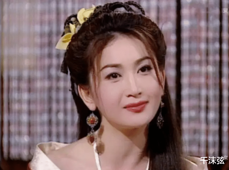 温碧霞|56岁温碧霞拍写真！身后鲜花环绕，生图曝光被指“大妈扮嫩”