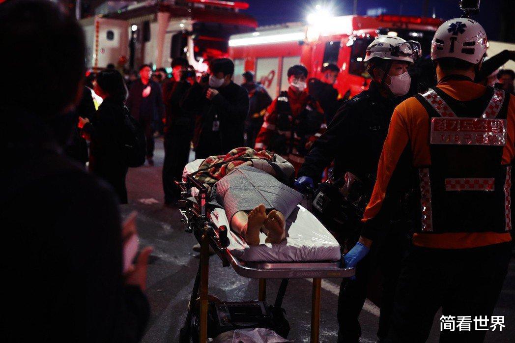 韩国死亡小巷长45米宽仅4米,活人堆叠像坟墓,女孩撕心裂肺喊叫