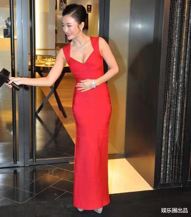 秦岚|秦岚的高级感藏不住,穿低领连衣裙亮相,视觉效果不输国际大片