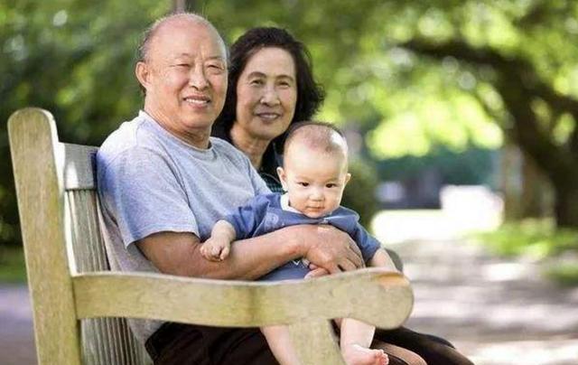 “你不要凶他”,2岁孙女“教育”奶奶呼唤爷爷要温柔,萌翻网友