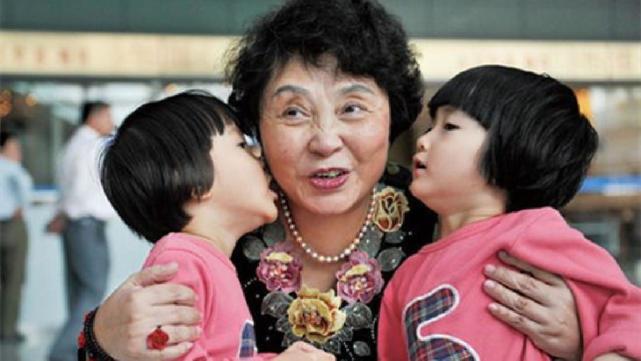 2010年,60岁大妈艰难产下双胞胎,11年后直言:有来生我不会再要