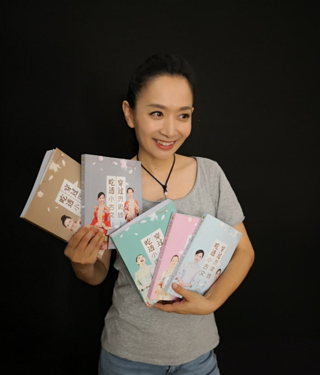 王芳|年少成名，嫁大15岁高学历老公，独自产检生女，今靠直播月入百万