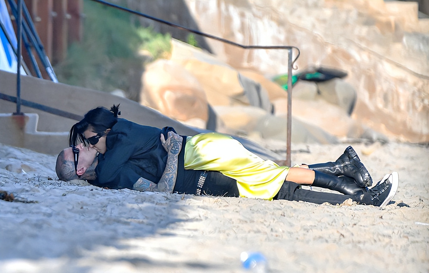 金·卡戴珊|卡戴珊大姐与老公火热接吻!躺沙滩上贴身拥抱,穿吊带裙秀事业线