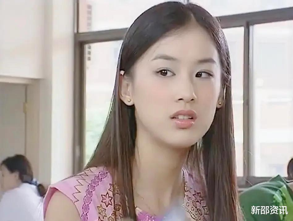 黄圣依|黄圣依：给赵本山下跪，和宋小宝拍吻戏，上节目却看不起女嘉宾