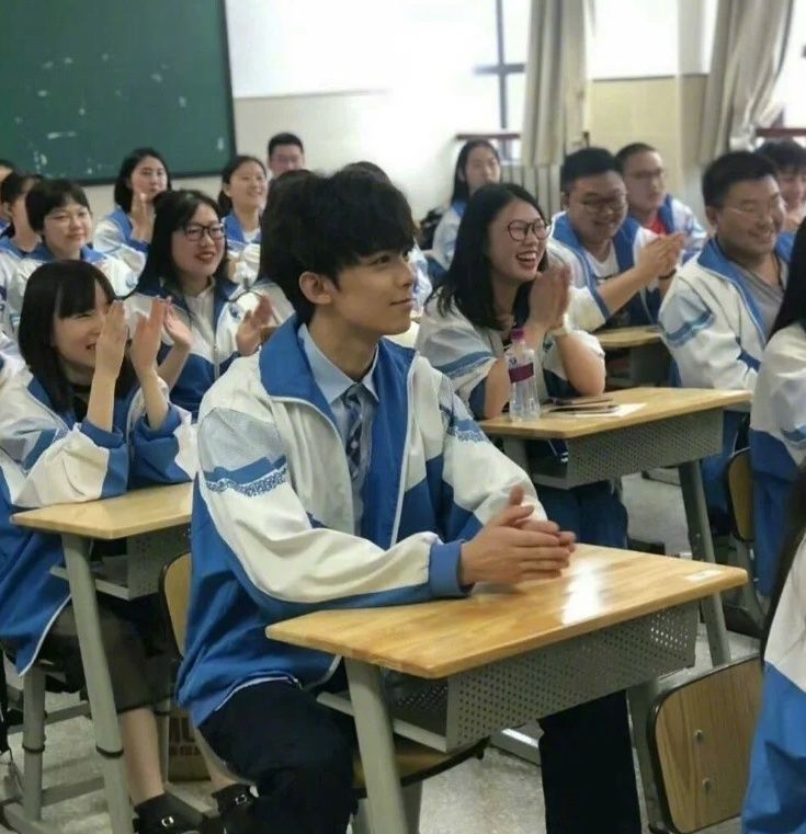 关婷娜|吴磊高中毕业旧照流出,穿校服和同学合影,校草男孩少年感十足