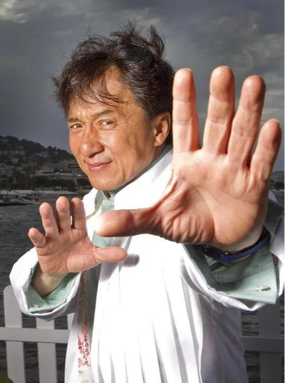 成龙|成龙女儿唐人街餐厅打工,穿着随意排队领免费餐!