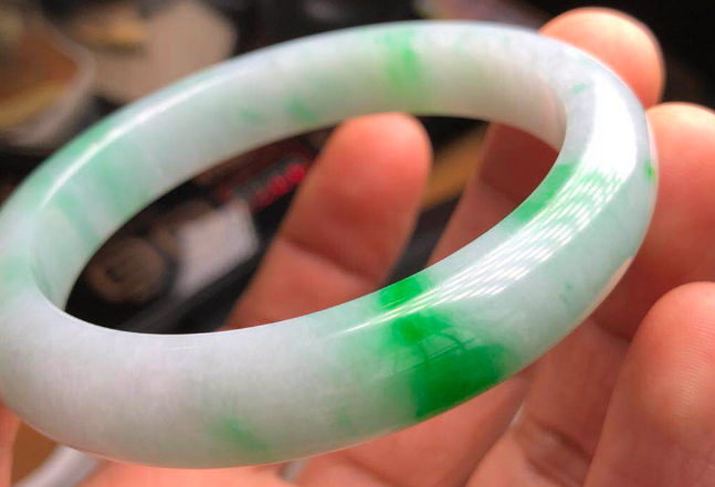 翡翠手镯|教你几个小窍门,认认真真的去挑选,最适合自己的翡翠手镯