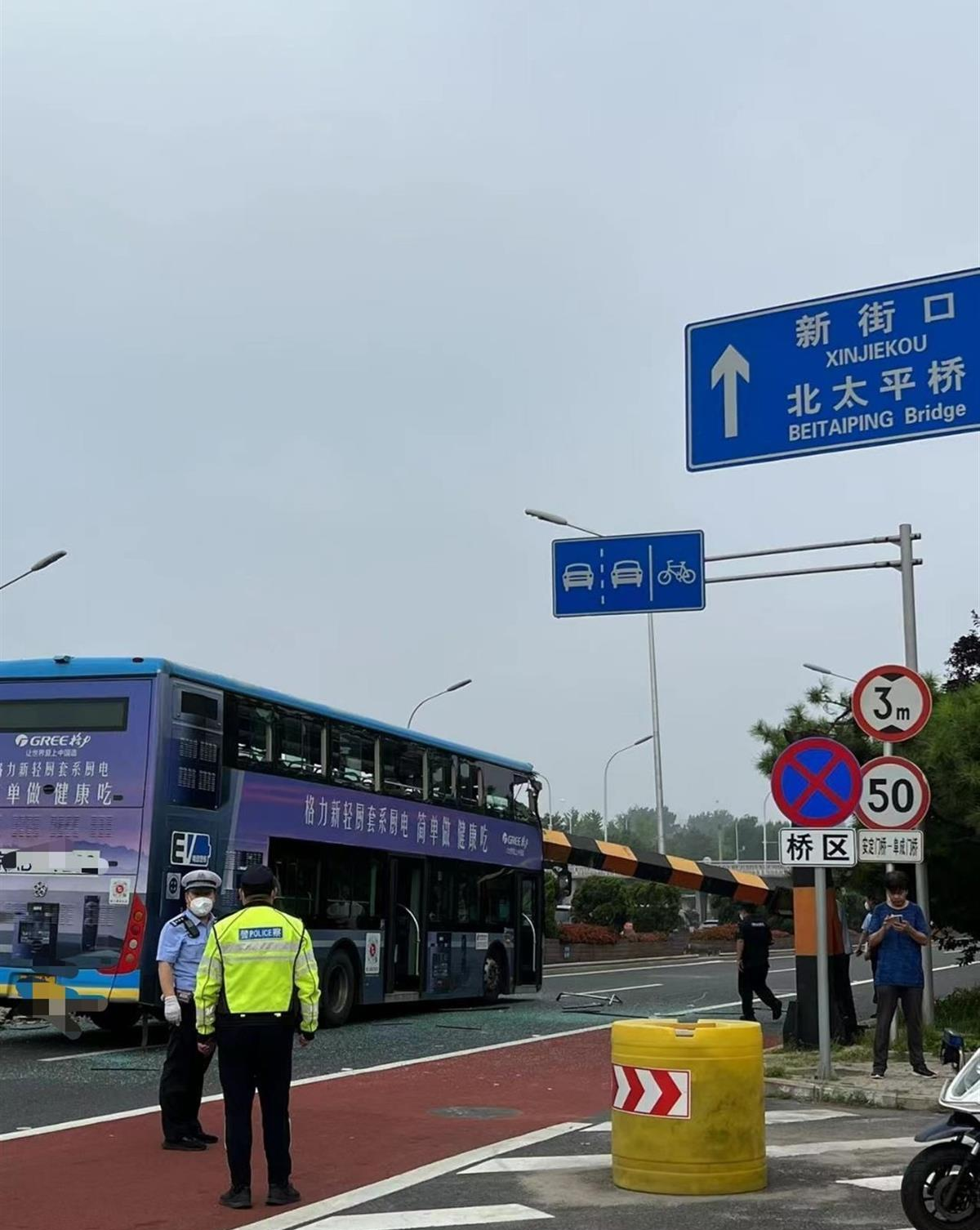 北京一双层公交撞上限高架,交警:现场仍在清理