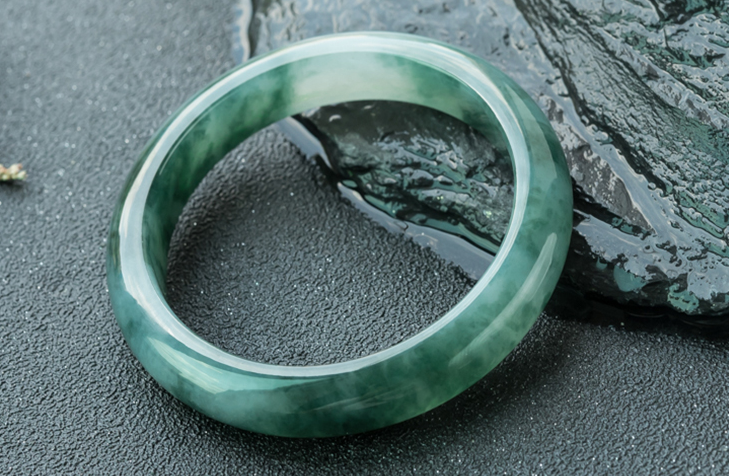 翡翠|翡翠每个品种都独特，相邻的档次表面区别不大，但价值却差距很大