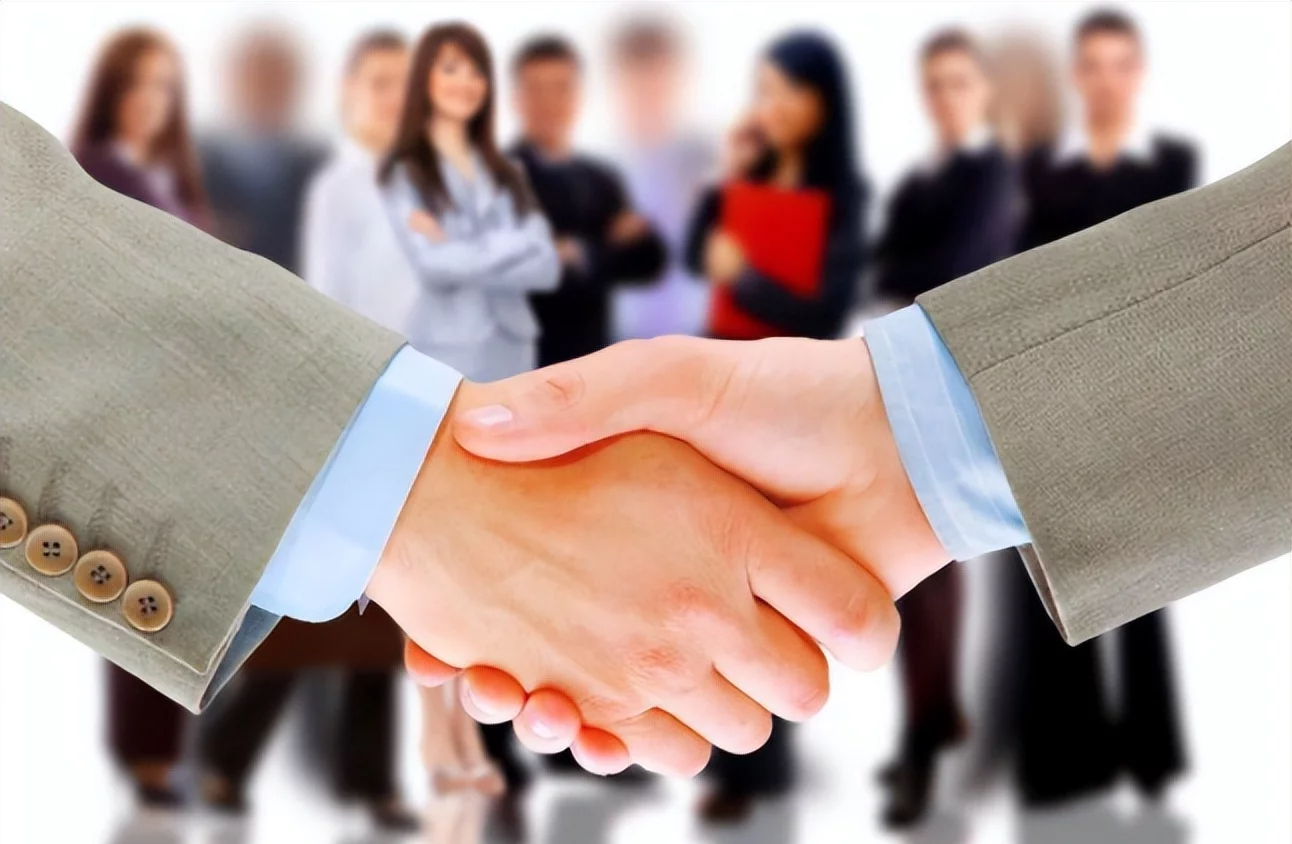 董明珠|董明珠婚宴被人搂肩搭讪，该人身份曝光后网友直呼离谱