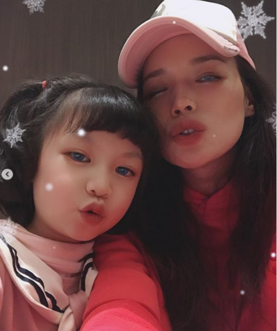 舒淇|舒淇与杨颖合照,哪个更美?舒淇,快50岁的人了,一点也不显老