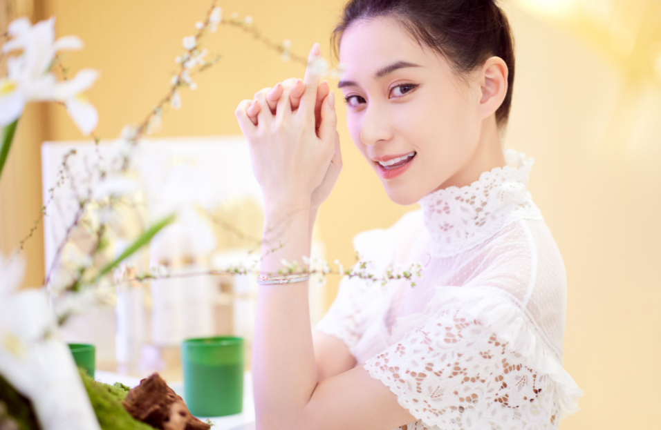 何超莲|何超莲开直播，网友称想10万元买她穿过的底裤，何超莲回怼太过瘾