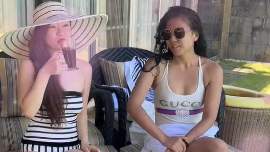 霍思燕|霍思燕穿抹胸泳衣秀身材！胸口黑痣太抢镜，一双美腿白皙吸睛