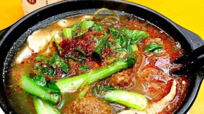 辽宁，常某34.9元点了份砂锅，食用过程中发现一只苍蝇尸体，便和老板进行交涉